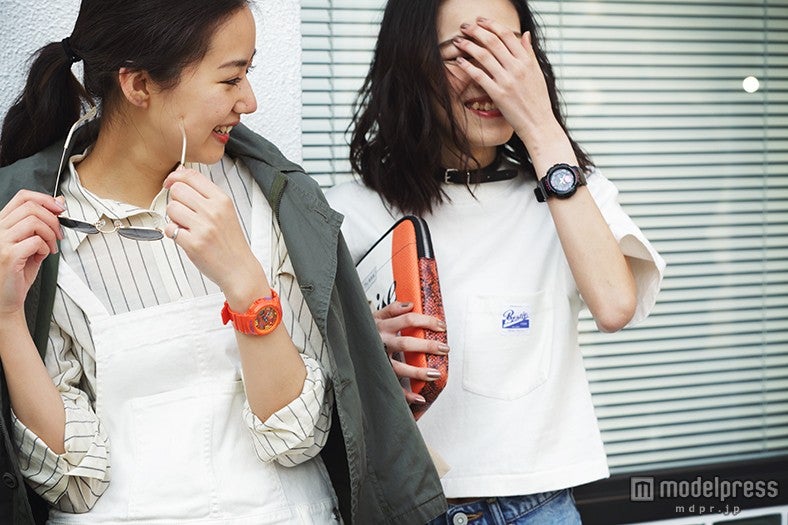 ホワイトコーデ×カラバリウォッチで遊び心を演出