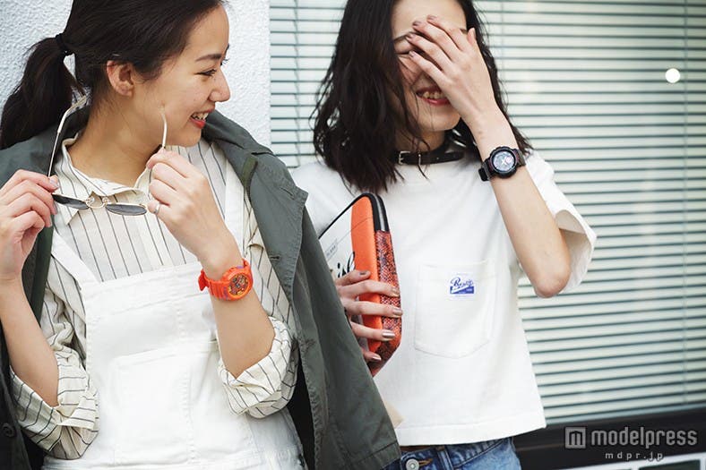 ホワイトコーデ×カラバリウォッチで遊び心を演出