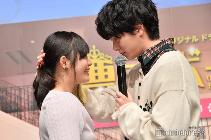 至近距離で「大好きだよ」と囁く稲葉友(C)モデルプレス
