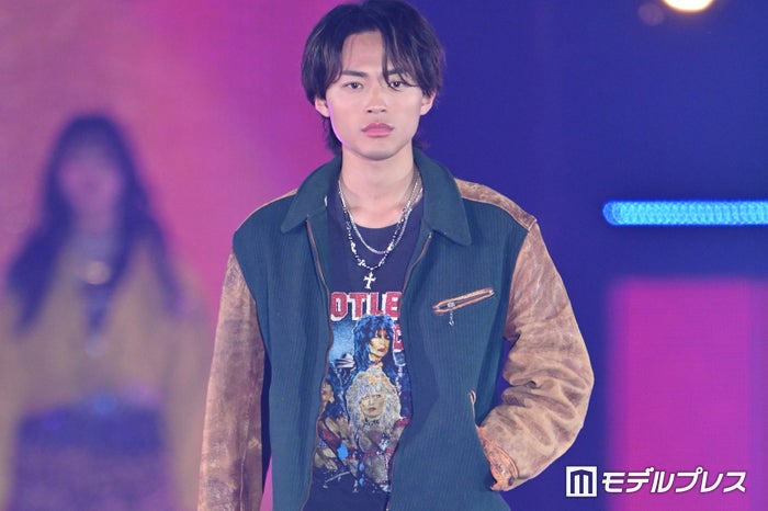 中山秀征の長男・中山翔貴「ガルアワ」初出演 斬新コーデで登場【GirlsAward 2024AW】