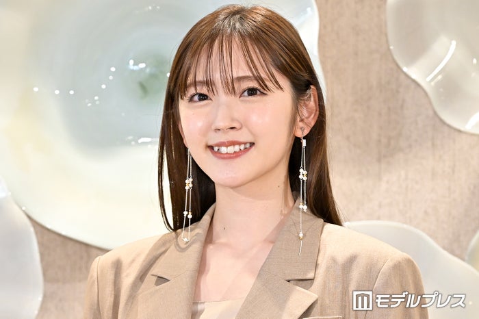 鈴木愛理、美デコルテ輝くオフショット公開 対バンライブへの不安も明かす