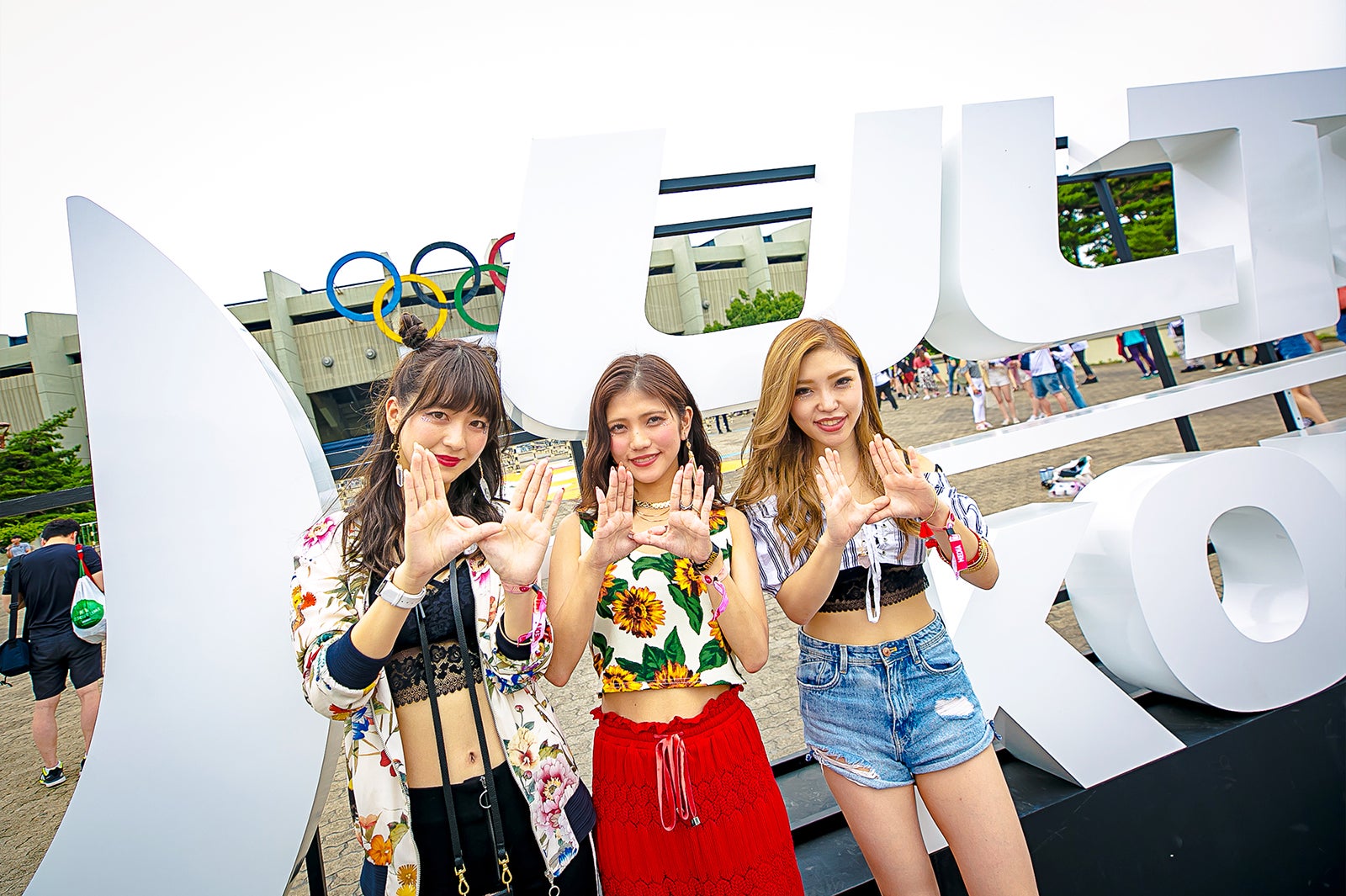 「U」のポーズ（提供写真）