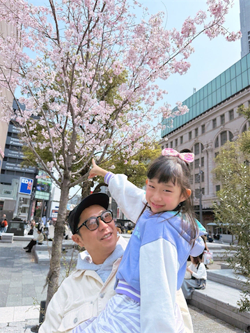パンサー尾形の妻、恒例の‟桜×父娘”ショット公開「パパとずっとらぶらぶでいてほしい」