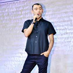 鈴木奈々の奇抜衣装をデザインしたニコラ・フォルミケッティ氏