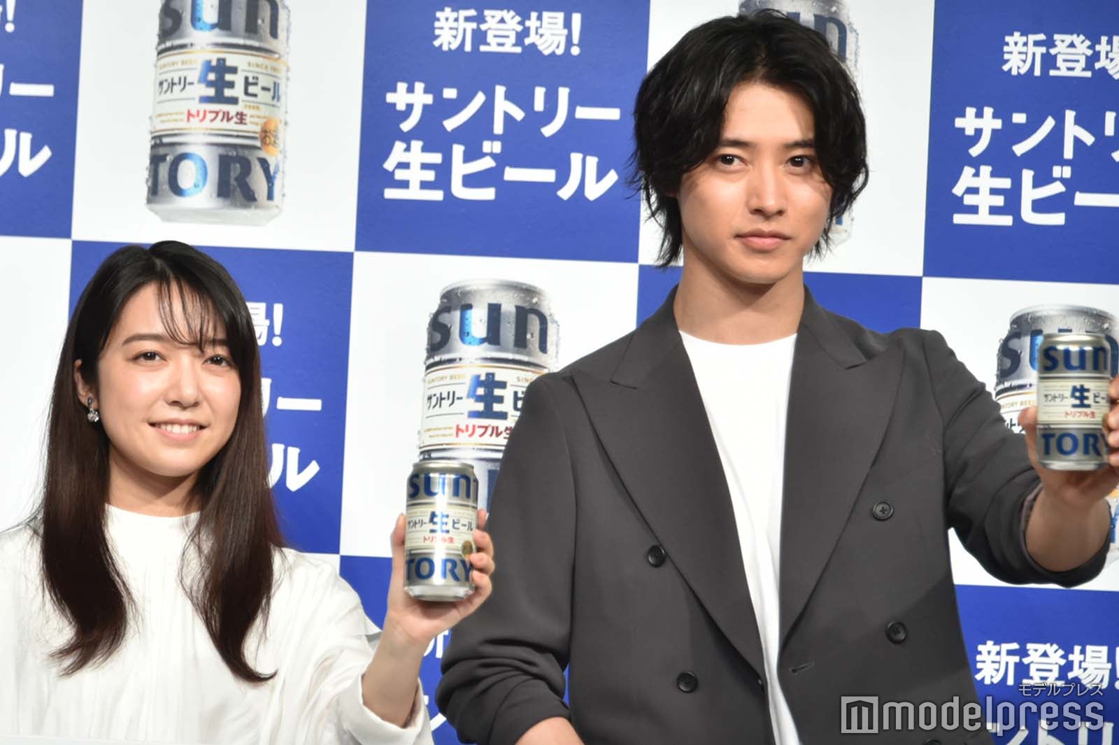 乾杯する上白石萌音、山崎賢人 （C）モデルプレス