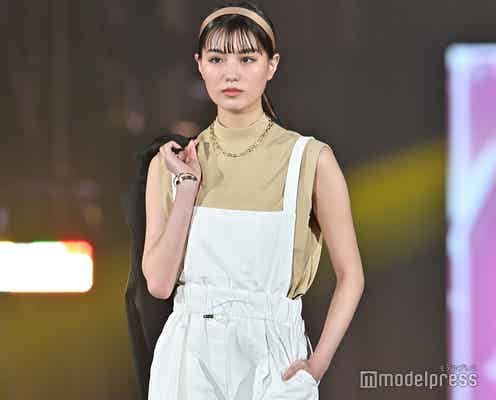 鶴嶋乃愛、ノースリーブで素肌艶めく キュートなウィンクで魅了<TGC 2022 S/S>