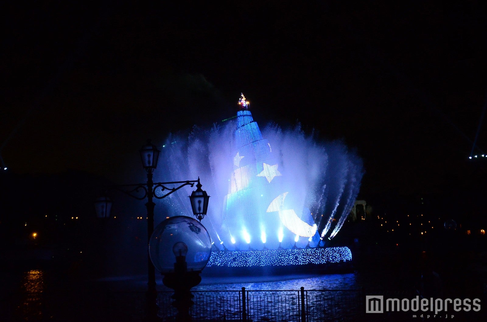 15周年グッズ“クリスタルコンパス”が連動する「ファンタズミック！」（C）モデルプレス