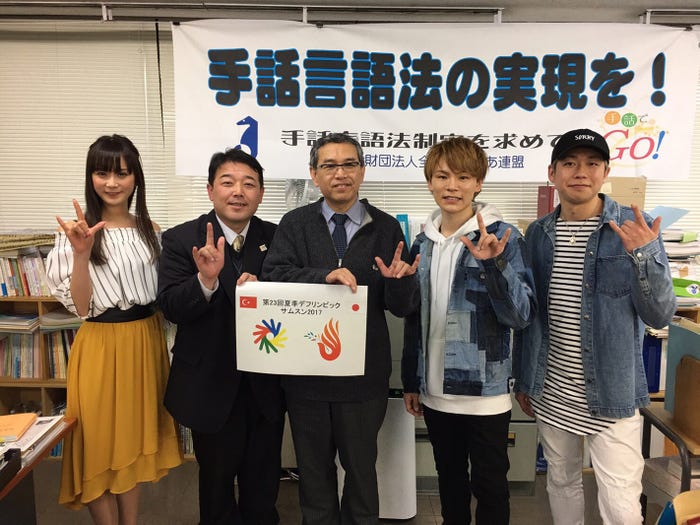 三城千咲(左)(画像提供:所属事務所)