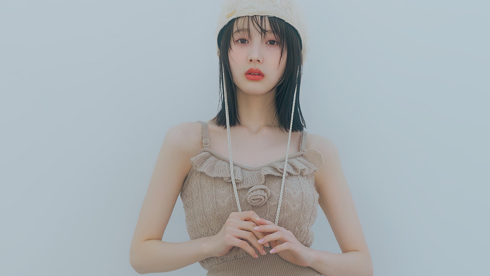 持ち前の白肌とスラリとのびた手足がメロい♡【本田紗来】の“ボディの歴史”を振り返り！