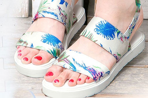 かかとバンドWベルトフラットサンダルシューズ「神戸レタス」2590円（税込）