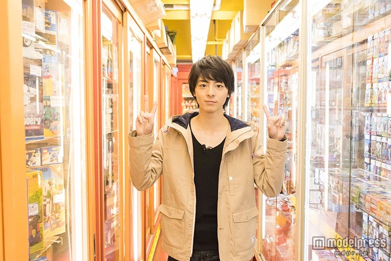 グッズに囲まれて笑顔（画像提供：所属事務所）