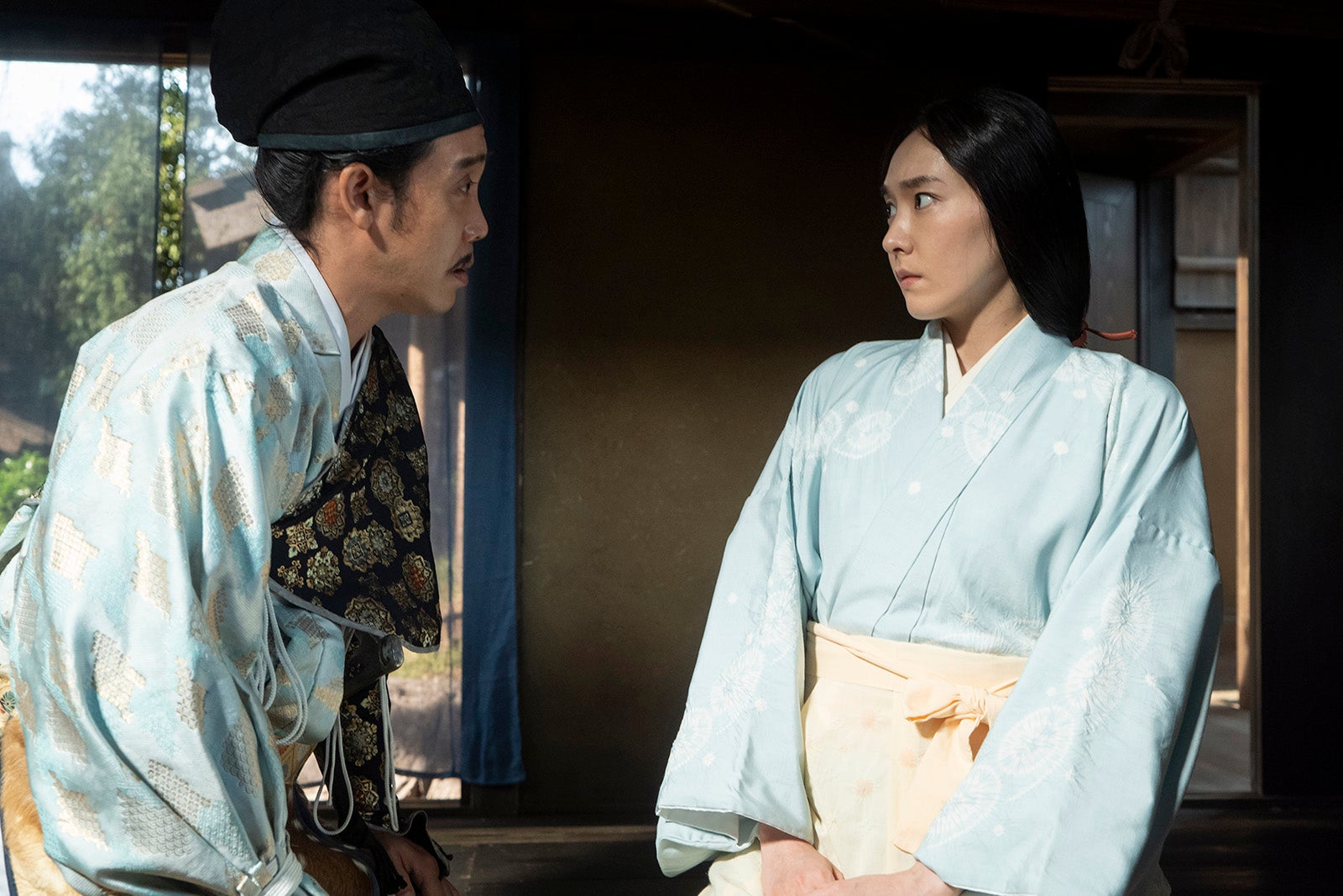 （左から）大泉洋、新垣結衣（C）NHK