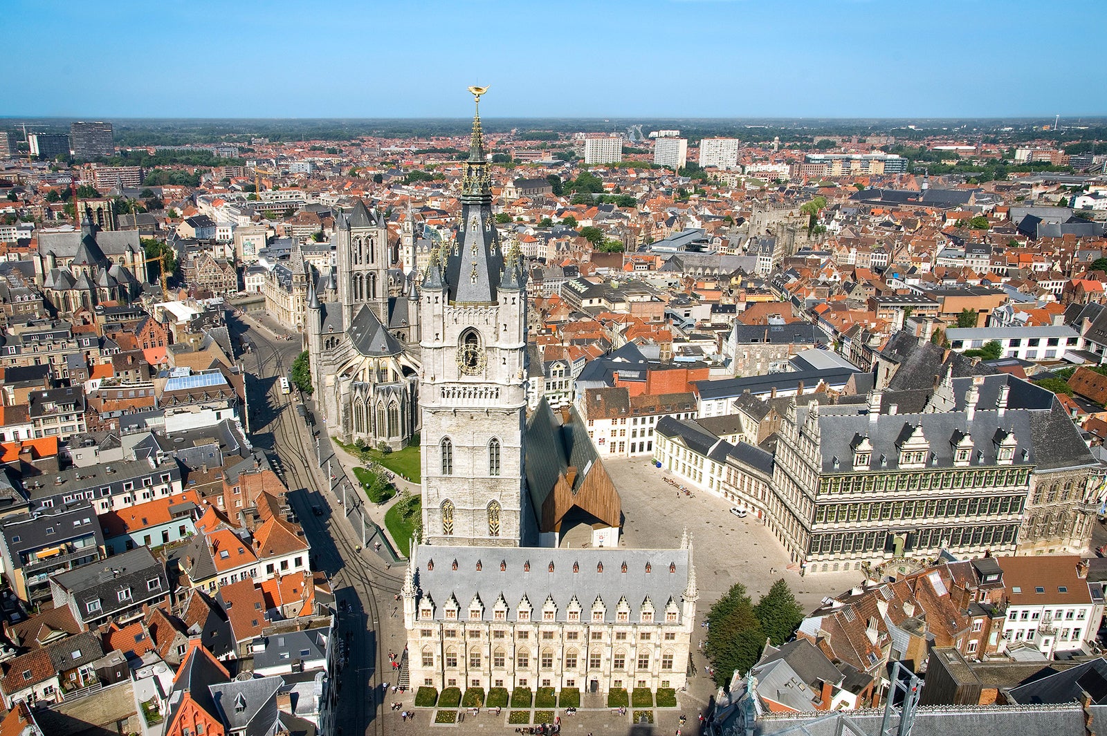 14世紀に建造され、世界遺産に登録された鐘楼と、ゲントの街並み(c)Artoria
