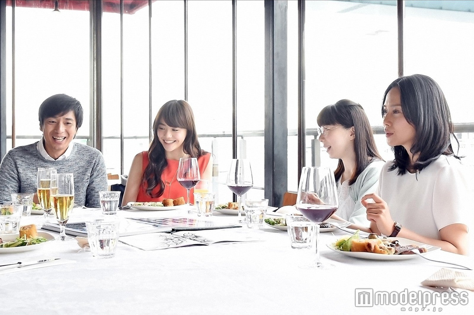 徳井義実、松井愛莉、平岩紙、中谷美紀「私 結婚できないんじゃなくて、しないんです」第6話・場面カット（C）TBS