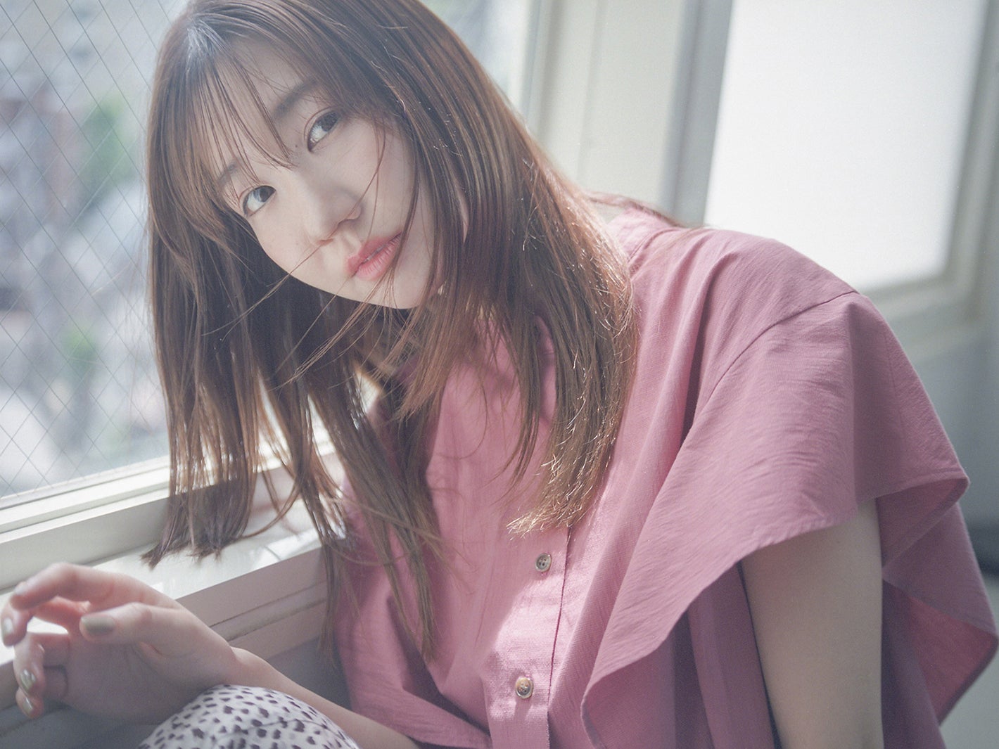 AKB48柏木由紀、上品な大人の雰囲気漂う 夏カラーで遊び心あるスタイリング