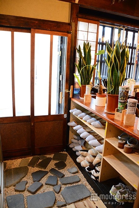 靴を脱いで自宅にいるかのようにリラックス