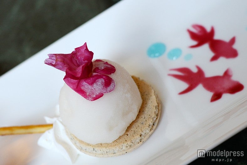 「“ディズニー夏祭り”アフタヌーンティーセット」／ジャスミン風味のマカロンとライチのソルベ