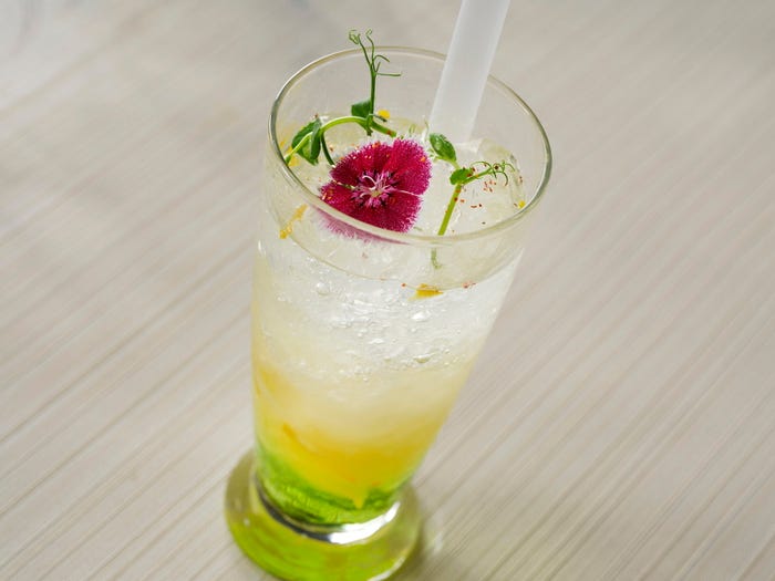 スパークリングドリンク(柚子、青リンゴ、オレンジゼリー)¥900(C)Disney