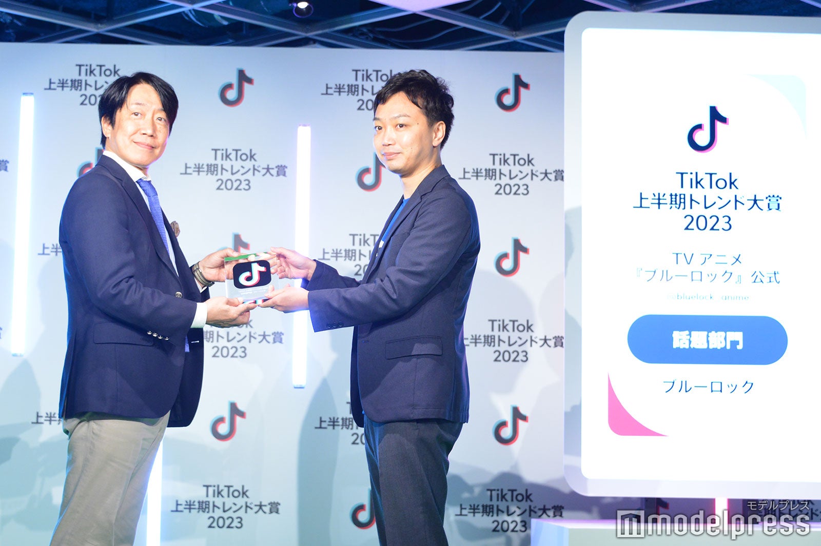「TikTok上半期トレンド大賞2023」話題部門賞のトロフィーが授与されたTVアニメ「ブルーロック」有澤亮哉プロデューサー（C）モデルプレス