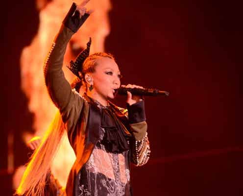 倖田來未、セクシーな総レースのブラックドレスで熱唱