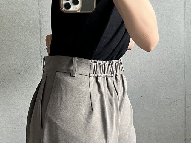 GU　タックワイドパンツ　ストレッチ素材　後ろゴム