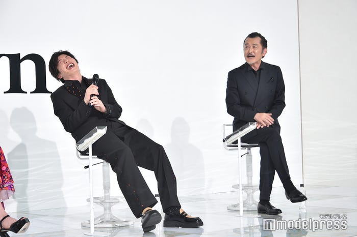 吉田鋼太郎にテンションの落差が激しいことを明かされ大笑いする田中圭(C)モデルプレス