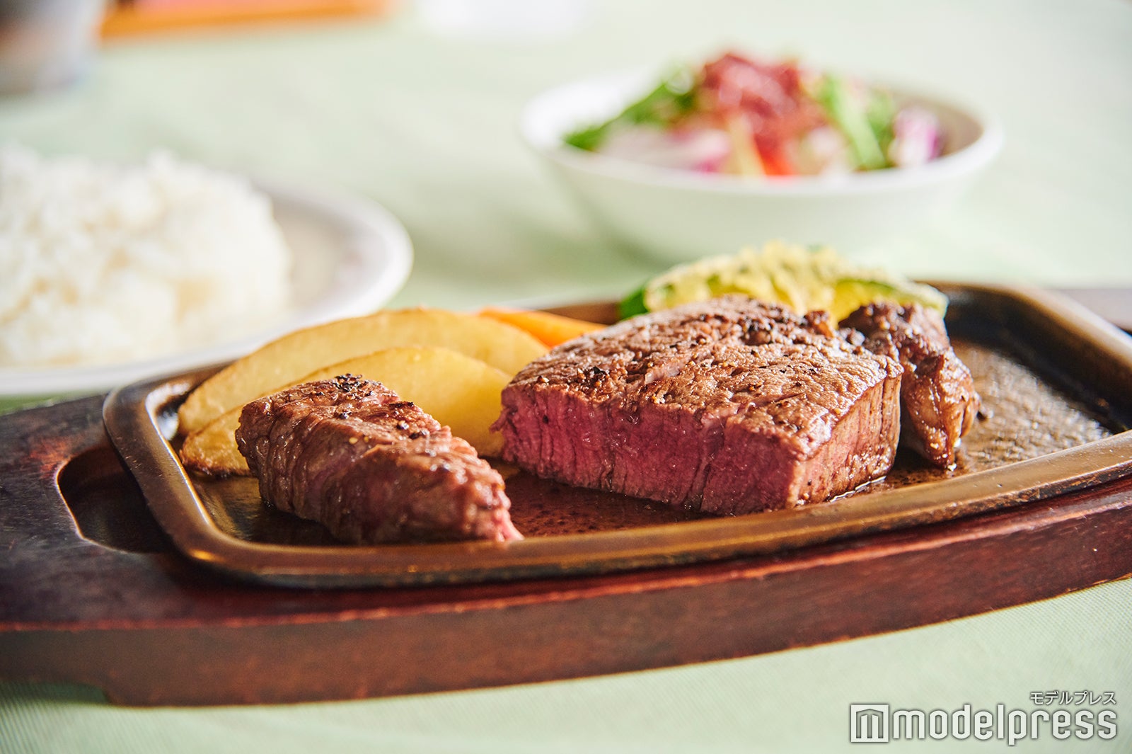 赤みと脂質のバランスが絶妙な「能登牛」（C）モデルプレス