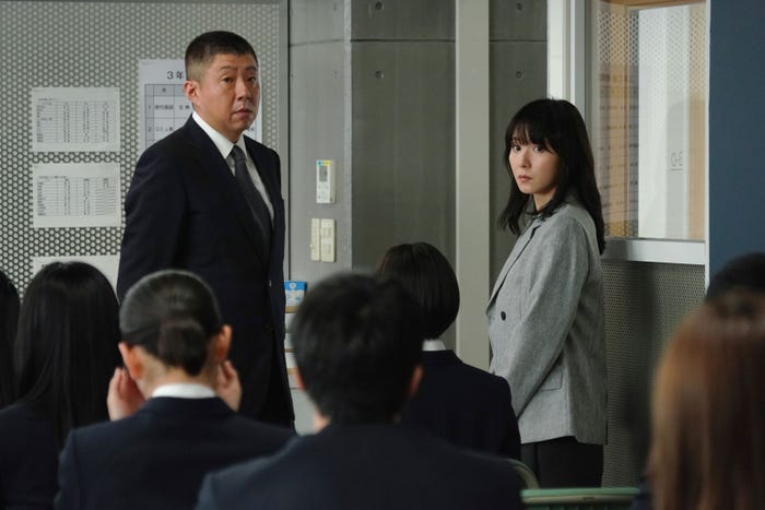 荒川良々、松岡茉優「最高の教師 1年後、私は生徒に■された」第7話より(C)日本テレビ
