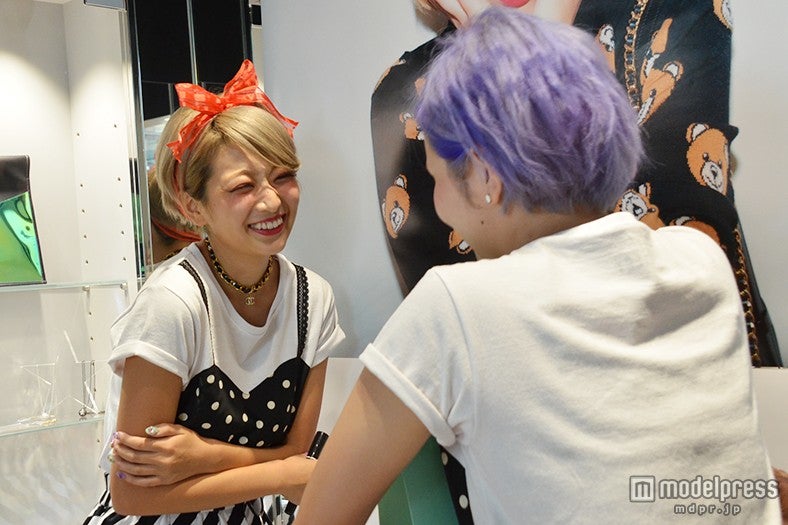 ファンと交流するなつぅみ