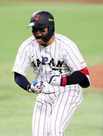 森下翔太が勝ち越しの3ラン！鈴木誠也負傷で緊急出場→左翼席へたたきこむ 侍ベンチが大盛り上がり