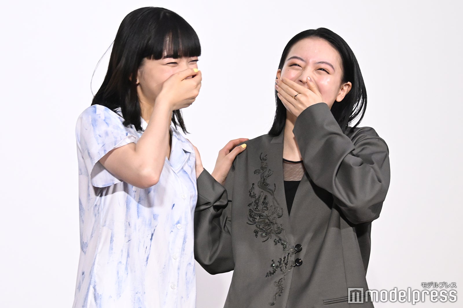 記者にハートポーズを求められ「恥ずかしいです」と笑い合う見上愛、上坂樹里（C）モデルプレス