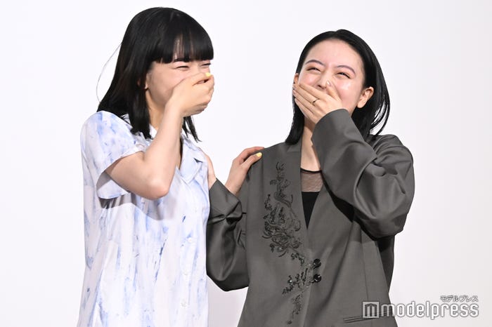 記者にハートポーズを求められ「恥ずかしいです」と笑い合う見上愛、上坂樹里(C)モデルプレス