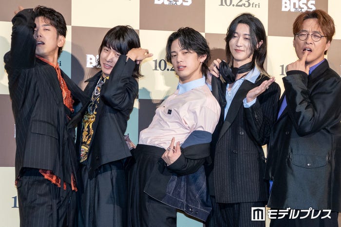 「BOSS/ボス」完成披露プレミアに出席した(左から)モナキ(じん、おヨネ、ケンケン、サカイJr.)、酒井一圭(C)モデルプレス