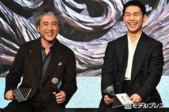 トークセッションが終わってしまい笑い合うムロツヨシ、柳楽優弥(C)モデルプレス