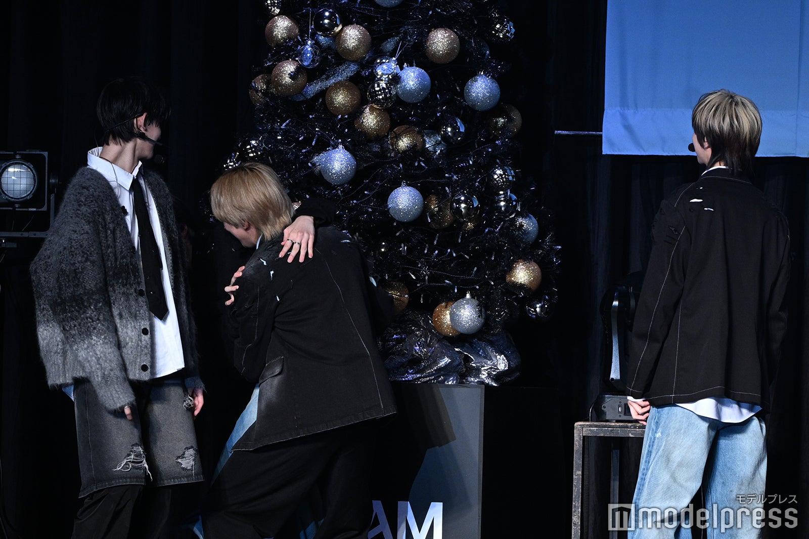 持ち上げたYUMA（ユウマ）を降ろすFUMA（フウマ）（C）モデルプレス