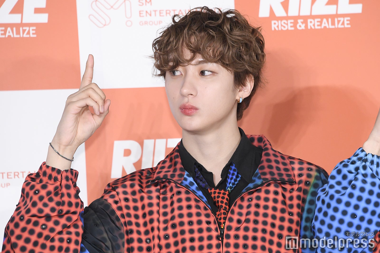 口をきゅっとしてRIIZEポーズをするアントン（C）モデルプレス