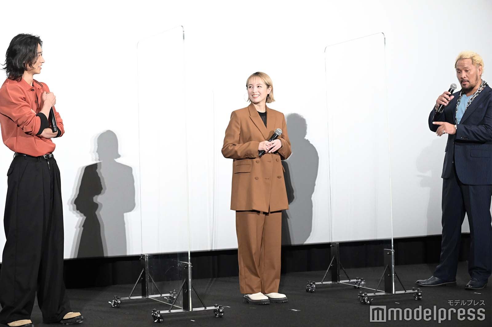 笑い合う山崎賢人、清野菜名、真壁刀義（C）モデルプレス