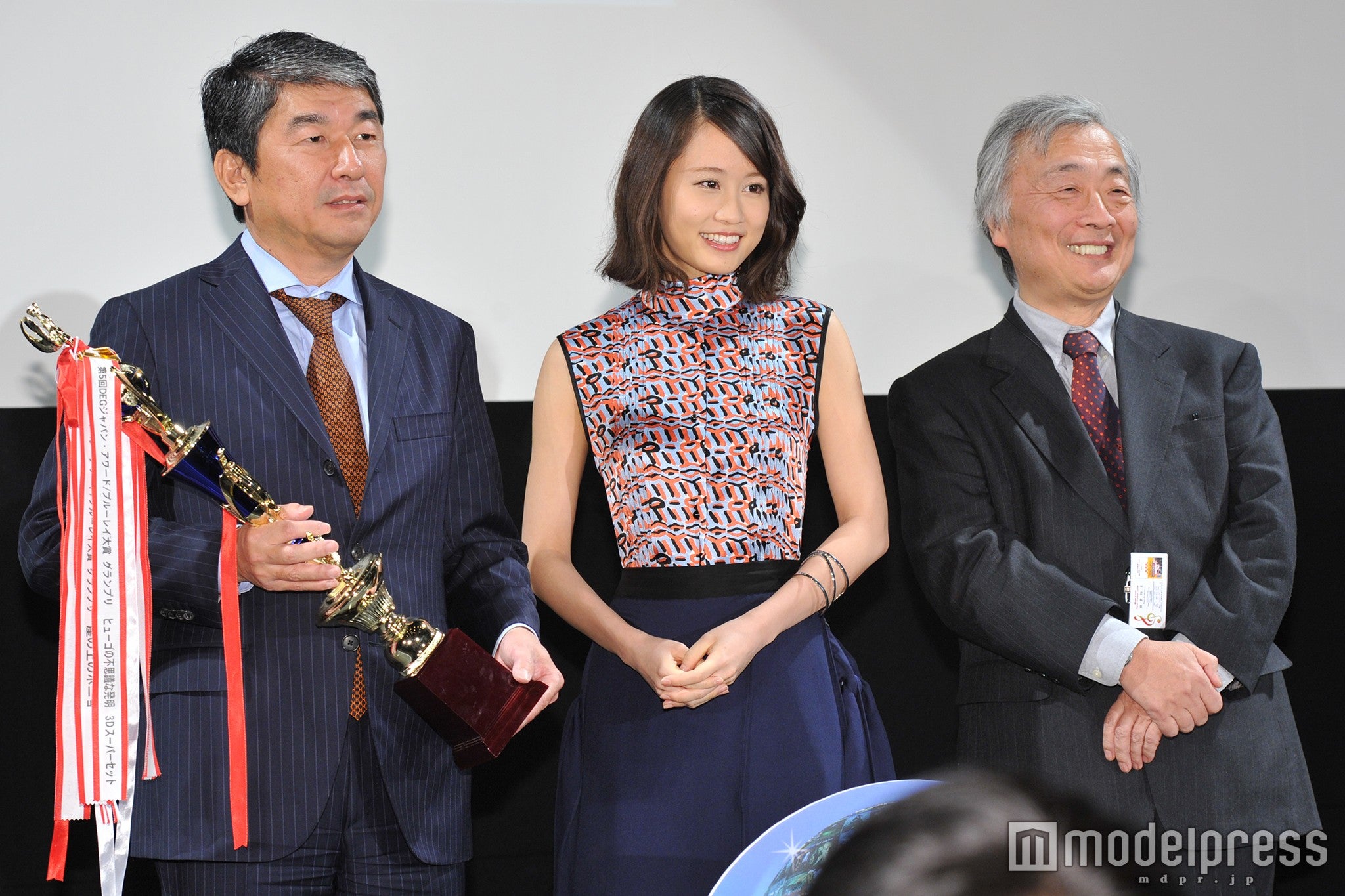 前田敦子（中央）／（C）モデルプレス