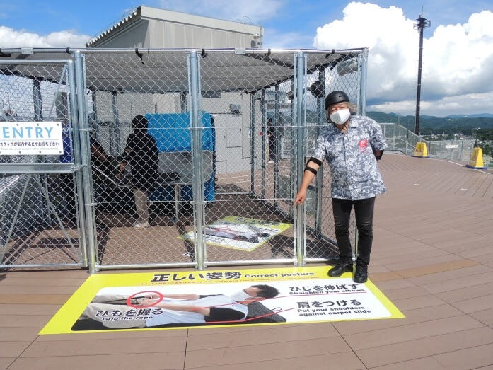 専用エレベーターでタワーの頂上に上ります。「FUJIYAMAスライダー」乗り場の前に滑るときの“正しい姿勢”が写真付きで表示してあります