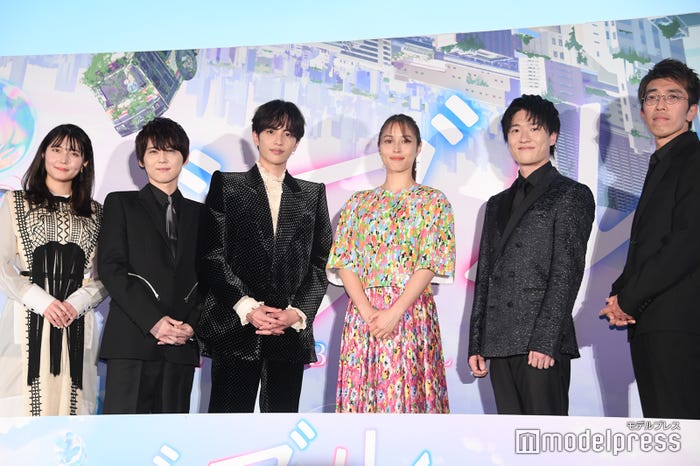 (左から)千本木彩花、梶裕貴、志尊淳、広瀬アリス、畠中祐、荒木哲郎監督(C)モデルプレス