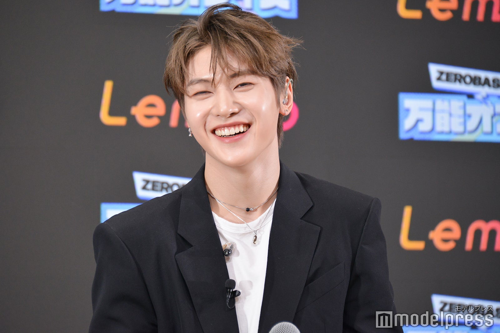 愛嬌披露後に思わず照れ笑いするソク・マシュー（C）モデルプレス