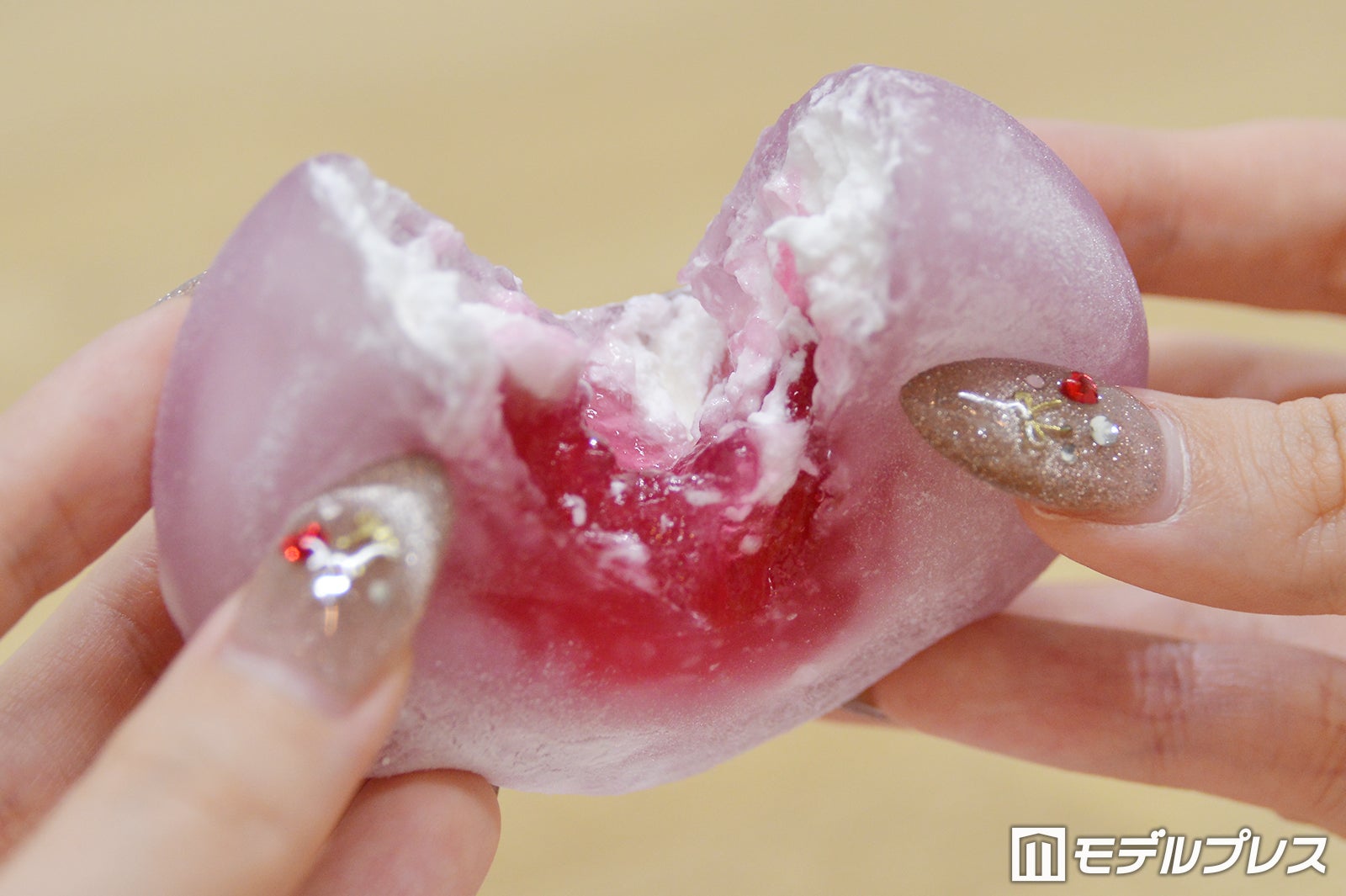 メタモンのわらび餅（ぶどうソース＆ミルクホイップ）（C）モデルプレス