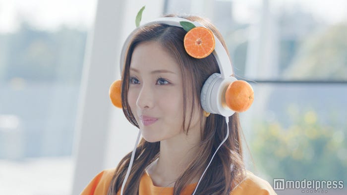 石原さとみ/新TVCM「ヘッドホンみかん」篇より