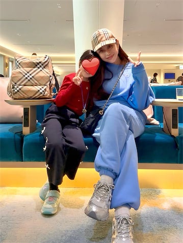 窪塚洋介の妻・PINKY、娘とのリンクコーデでタイ旅行へ ‟機内ルーティン”も公開