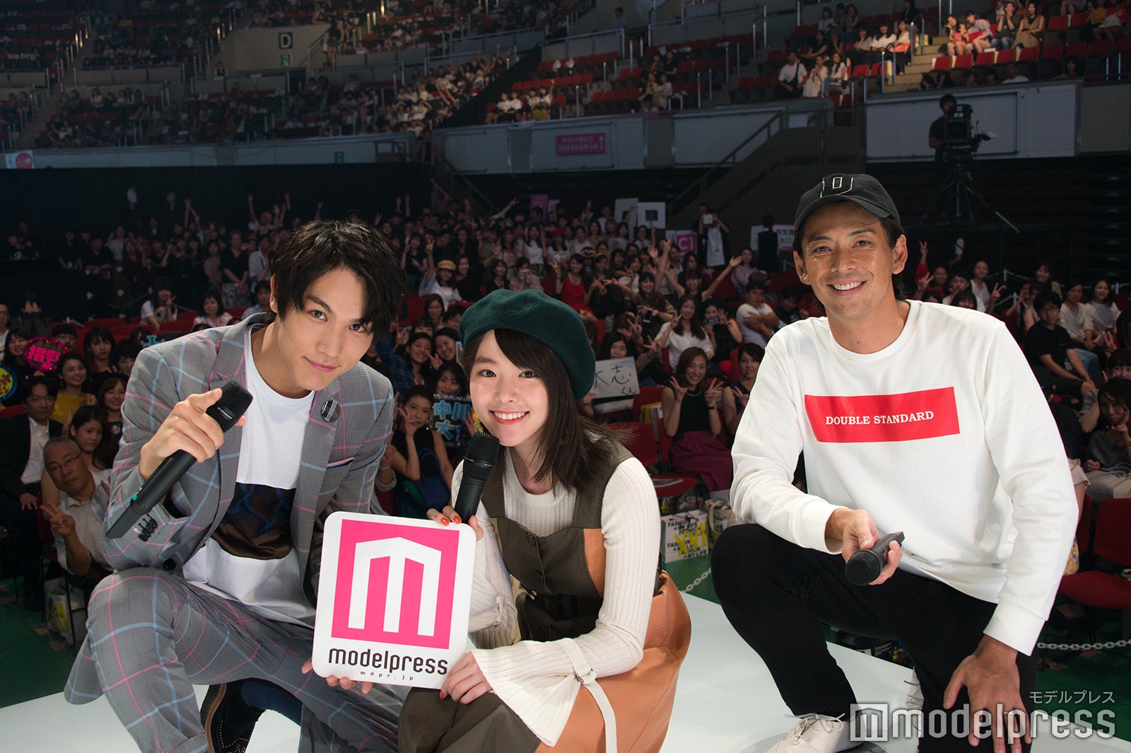 中川大志＆唐田えりか、ステージ上で観客と記念撮影＜神戸コレクション×モデルプレス＞