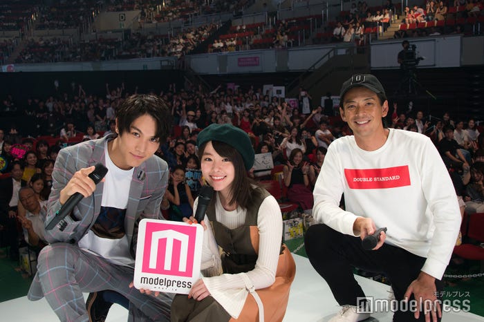 中川大志&唐田えりか、ステージ上で観客と記念撮影<神戸コレクション×モデルプレス>(C)モデルプレス
