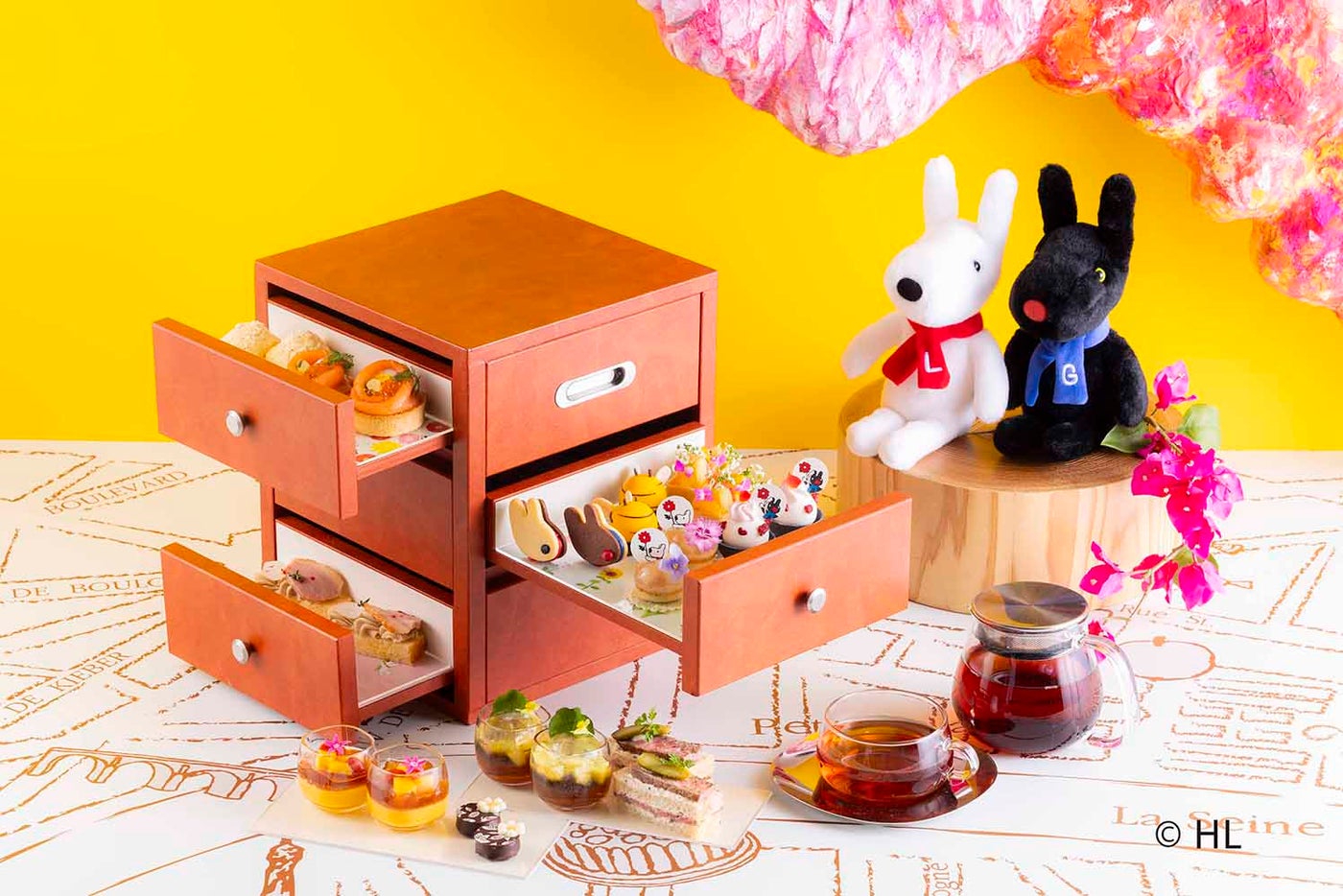 期間中1F 「MYPLACE(マイプレイス)」に「アフタヌーンティーセット ~リサとガスパールのプレゼントボックス~」も登場 平日5,900円、休日6,500円(C)2025 Anne Gutman & Georg Hallensleben/Hachette Livre