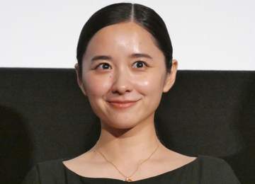 「麗しすぎる」まとめ髪の堀田真由 白ノースリワンピで嗅ぐ姿「透明感が本当いい」「小悪魔的な可愛さ」「天使すぎて」