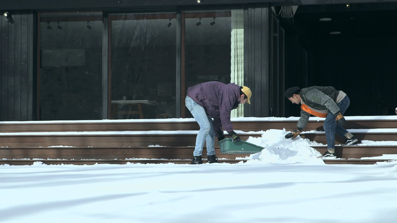 かまくらを作る至恩、翔平 「TERRACE HOUSE OPENING NEW DOORS」15h WEEK（C）フジテレビ／イースト・エンタテインメント