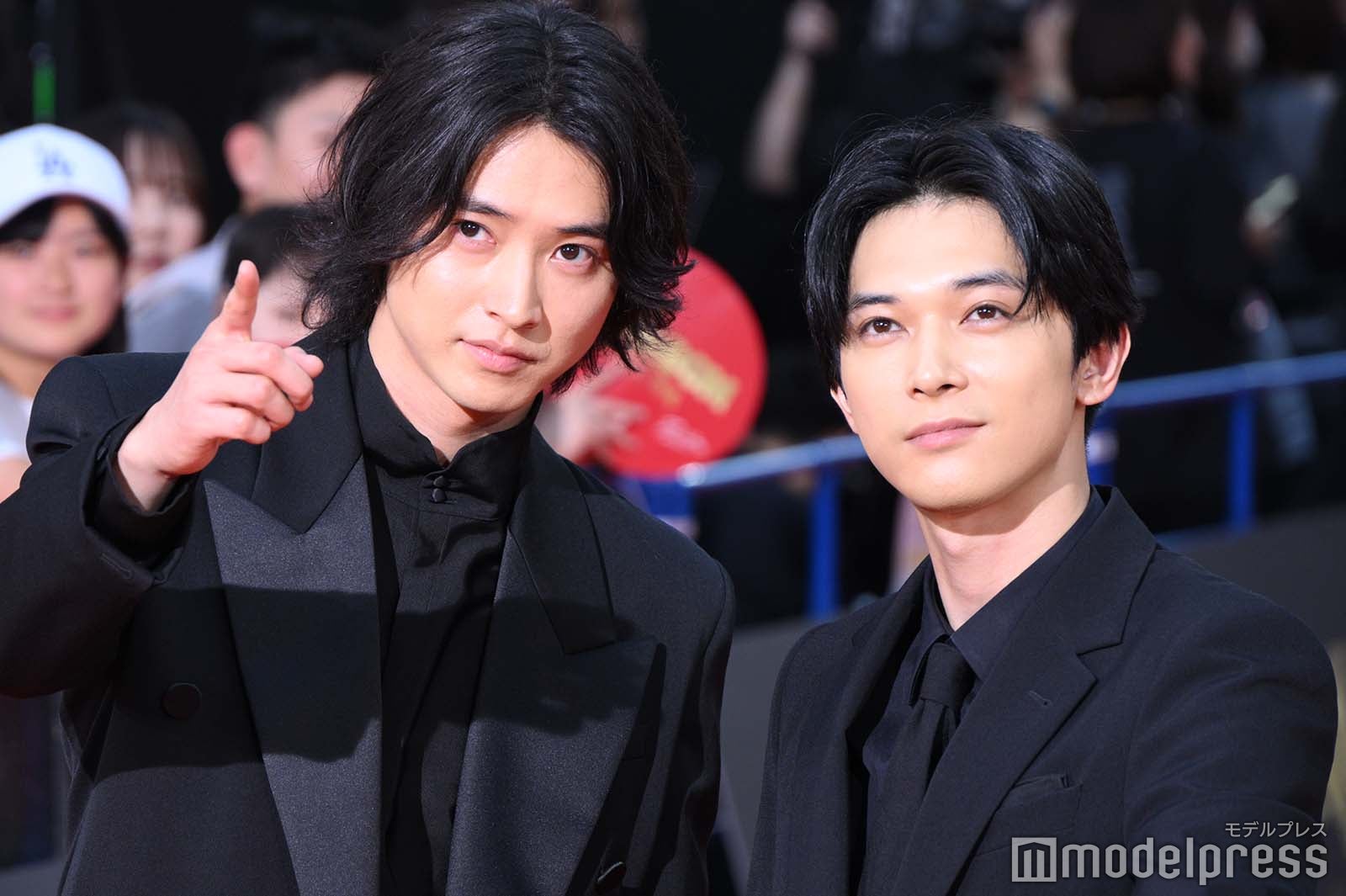 カメラを探す時すらかっこいい山崎賢人、吉沢亮（C）モデルプレス